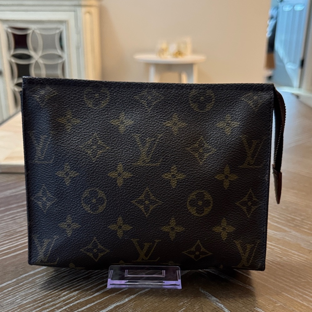Louis Vuitton Monogram Toiletry Pouch 19 made of classic monogram canvas